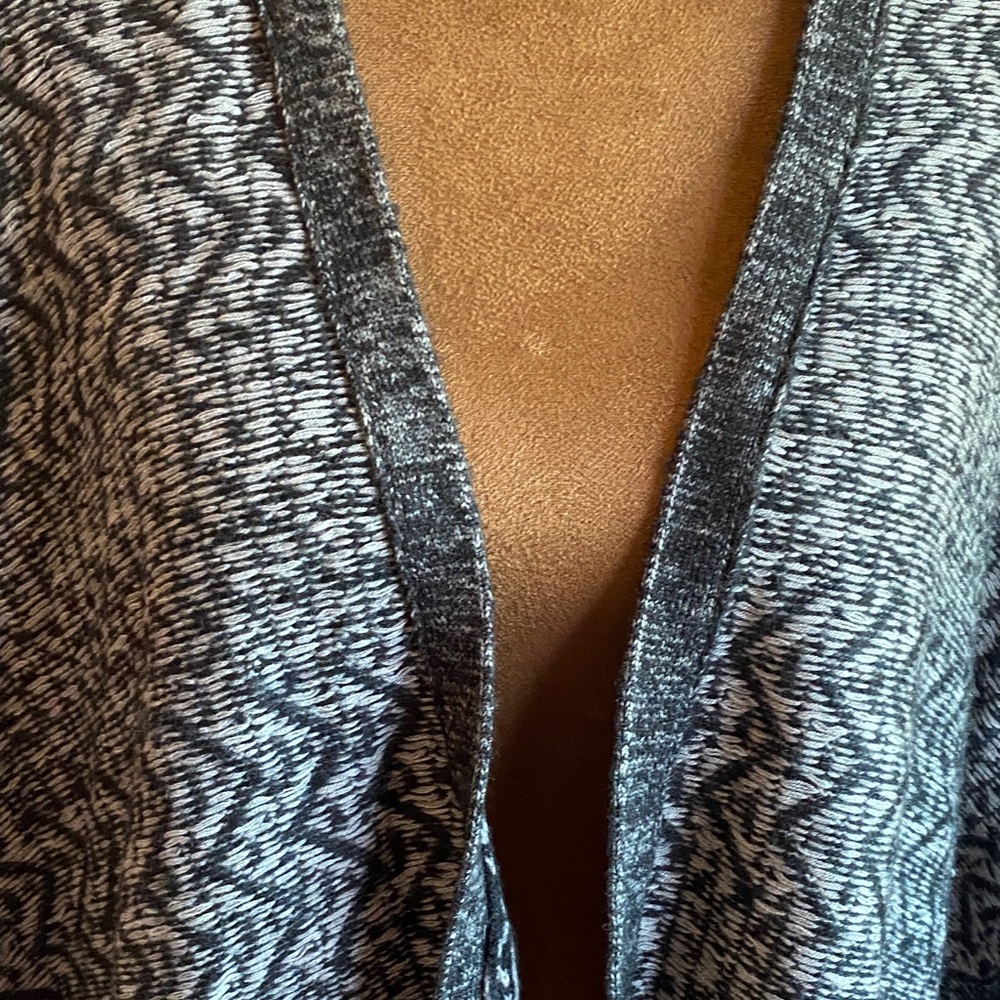 Banana Republic Black and Gray Patterned Poncho - Picture 3 of 9